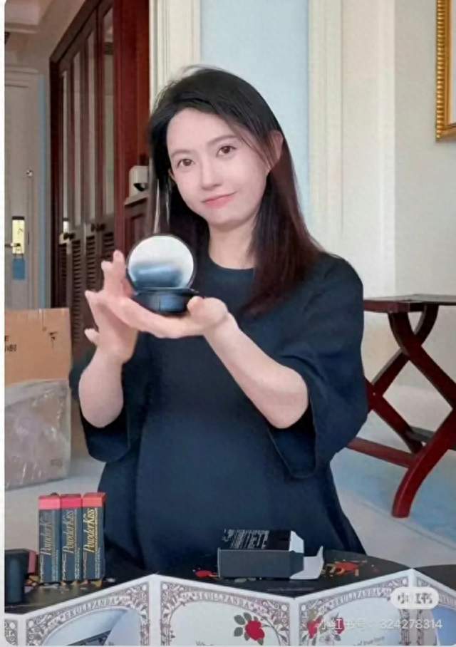 网友扒细节，白宇刘萌萌疑似升级当爸妈