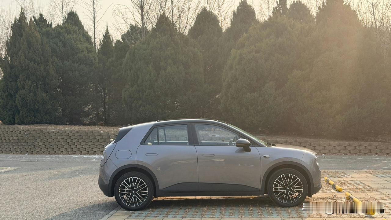 说真的，城市通勤代步还得开小车，堵车的时候能钻来钻去、早上抢个车位、窄路掉个头，