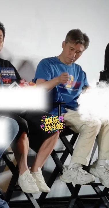 李乃文衣服脱线了哈哈哈哈李乃文笑鼠我了！李乃文的衣服脱线了衣服脱线了老师自己玩上