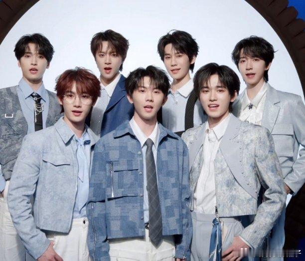 时代少年团是行走的美食地图少年踏遍山河，搜罗四方烟火风味。解锁各地特色小吃与地道