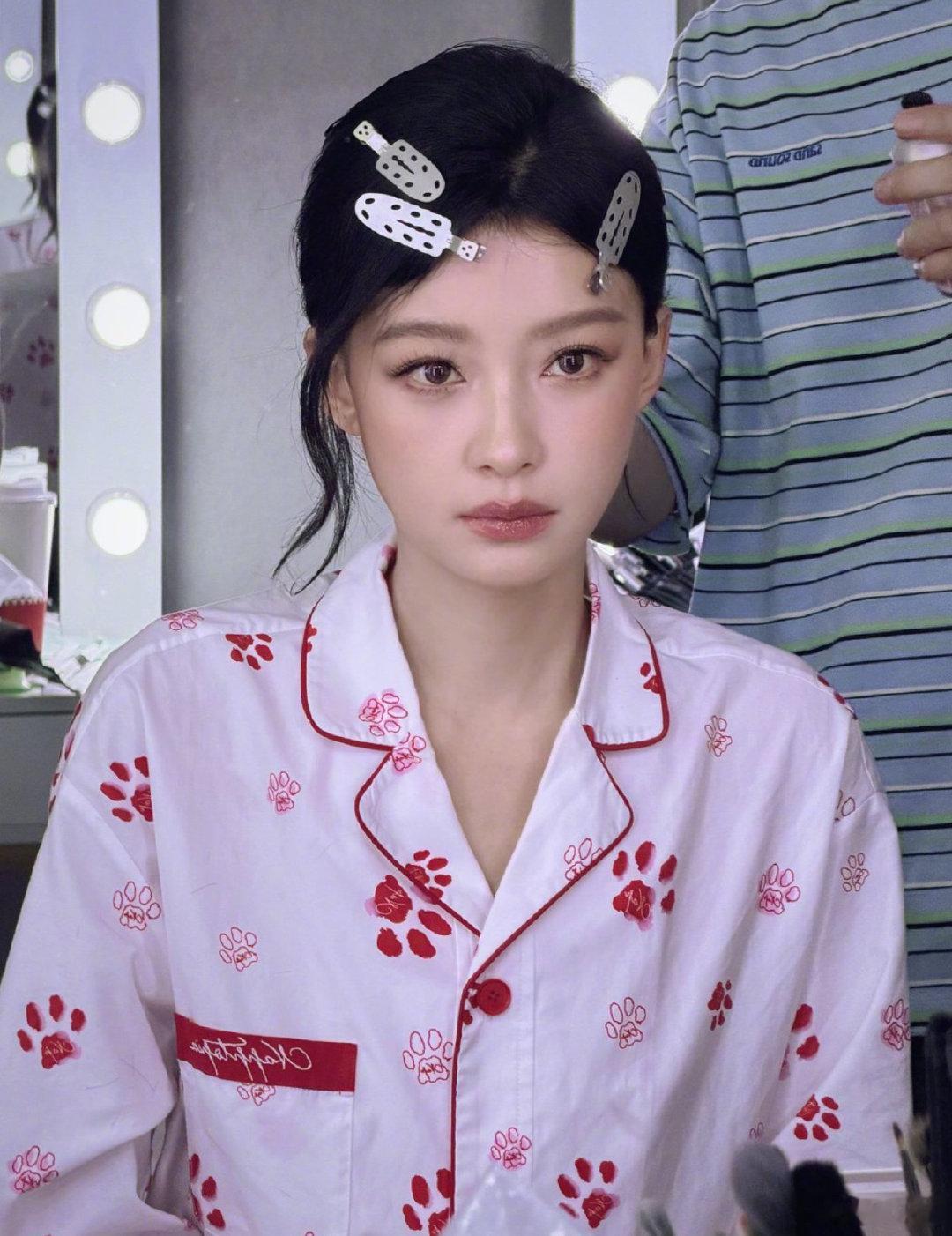 李雪琴说孙怡是顶级美貌顶级美貌被实锤啦，孙怡整个人光彩照人，颜值太出众了。你好星