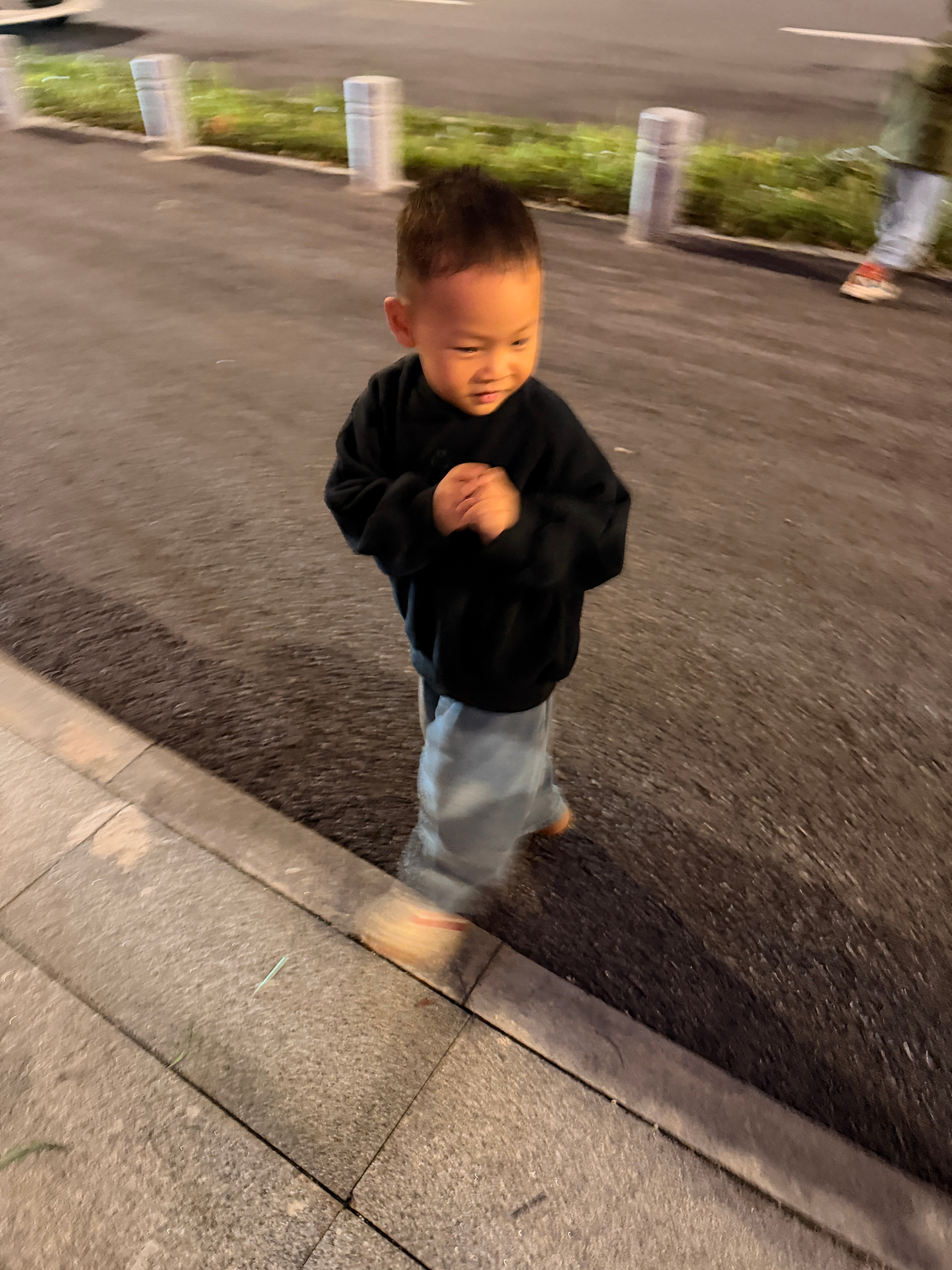 带三个小朋友出来抓虫，这天气真没啥虫了，还好抓到几个蚂蚱没丢人[允悲] ​​​