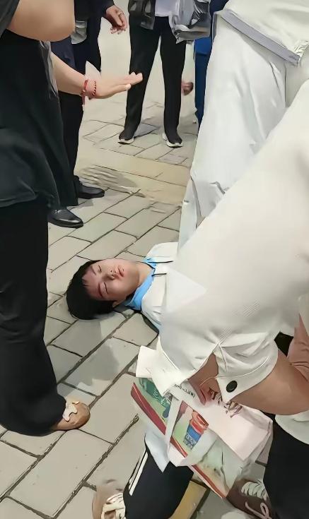 图个啥？ 6月9日下午，一名高考生 考完最后一科，一时冲动尝试后空翻庆祝，坚硬路