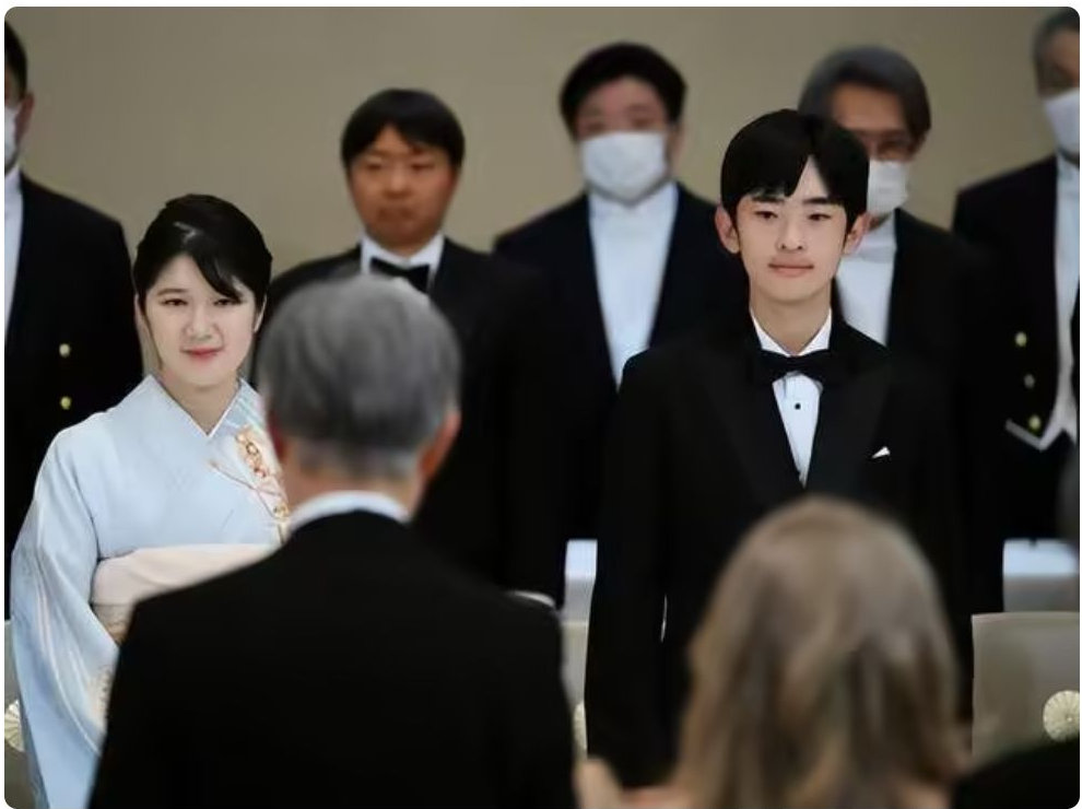 爱子公主和服出席外交晚宴，悠仁说英语被大肆表扬，侍者戴口罩引猜测 