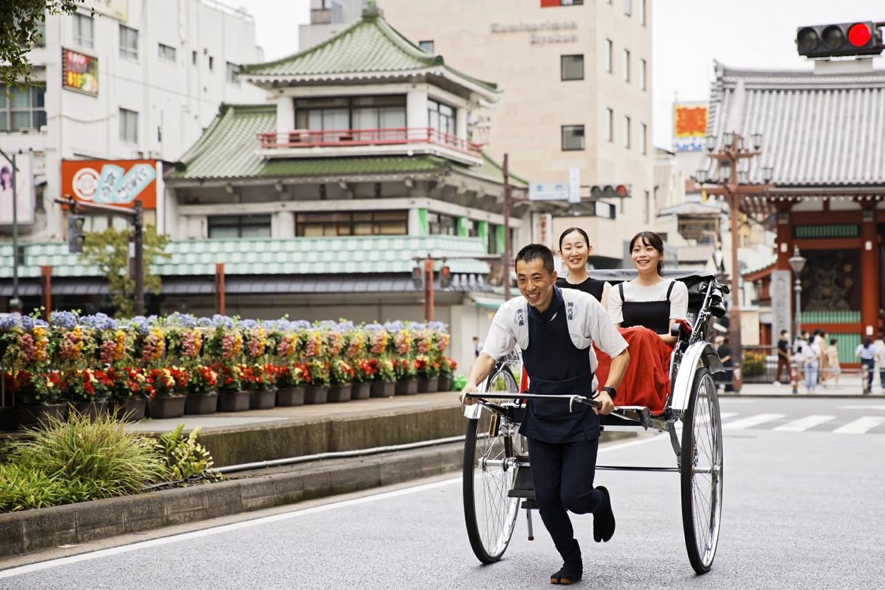 日本20岁年轻女车夫，拉着300斤男子在街头狂奔观光。外国人大骂：这是虐待、这是