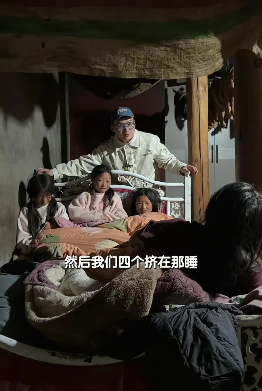 千万粉丝的博主B太，被四川大山里的阿吉等四个女孩骗了18万。阿吉哭诉自己独自抚养