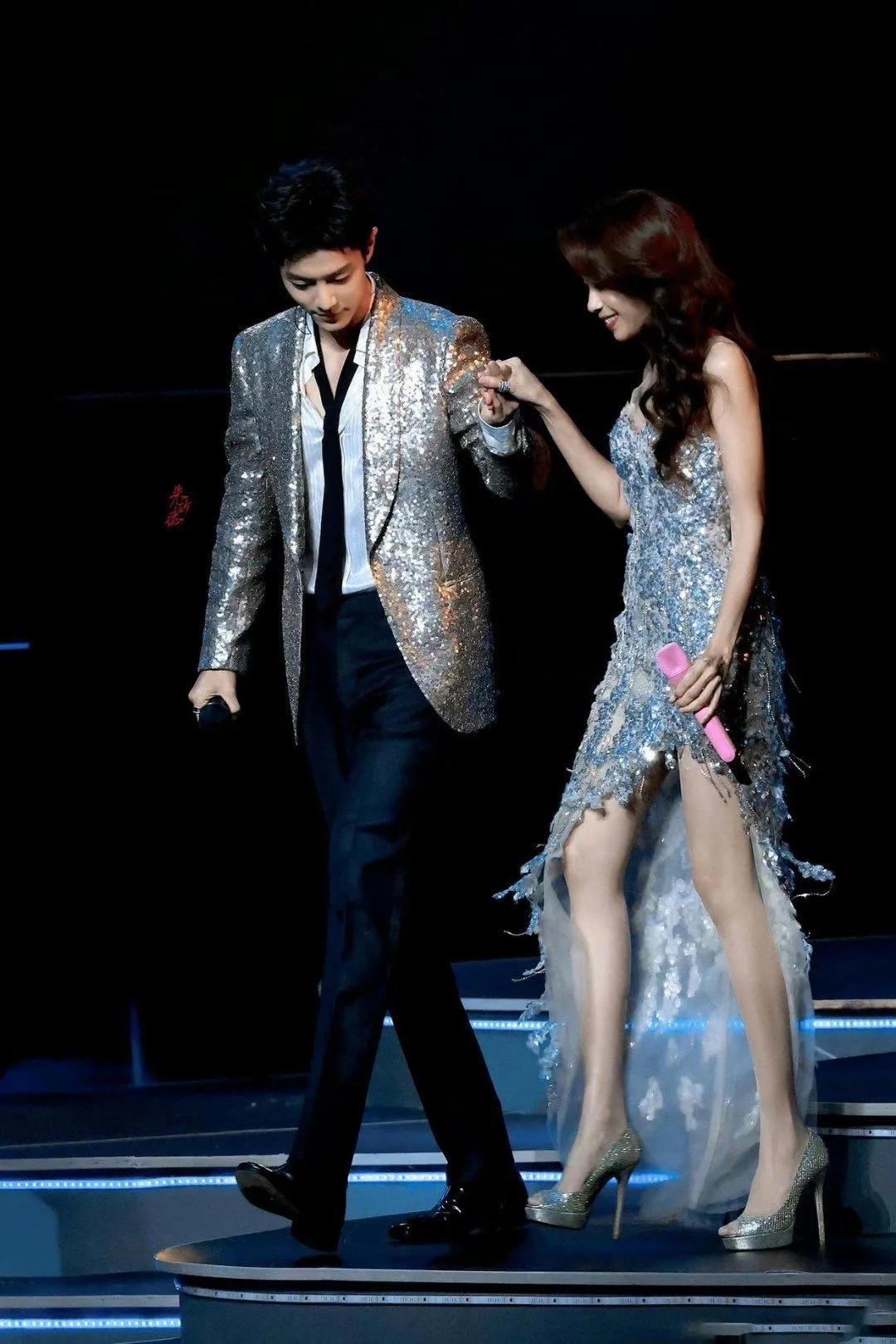 这张图真的封神了，没有之一，两个腿精，太养眼了，这身材比例，漫画照进现实，不得不