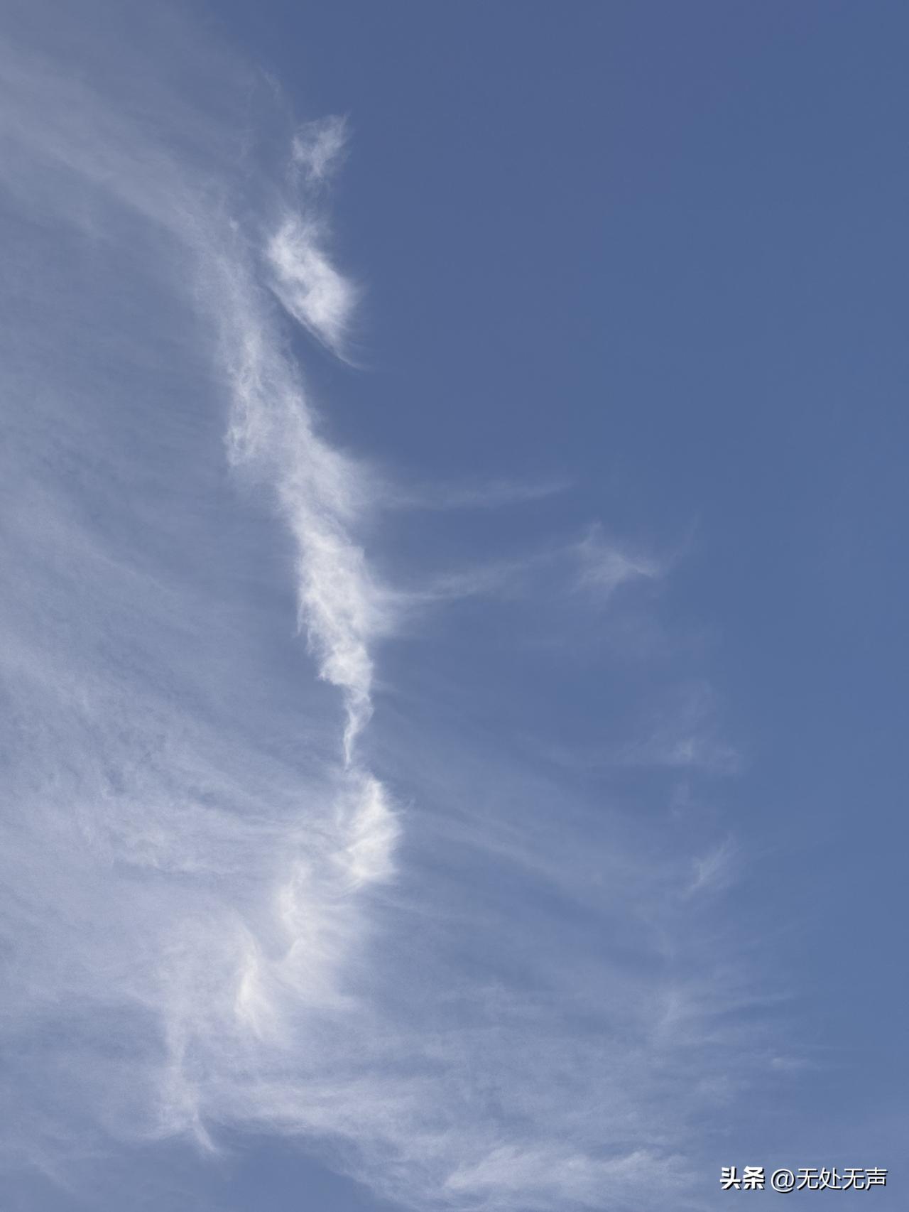 天上的云，
是倒悬的海，
浪尖漫过楼顶，
薄雾湿了窗台。