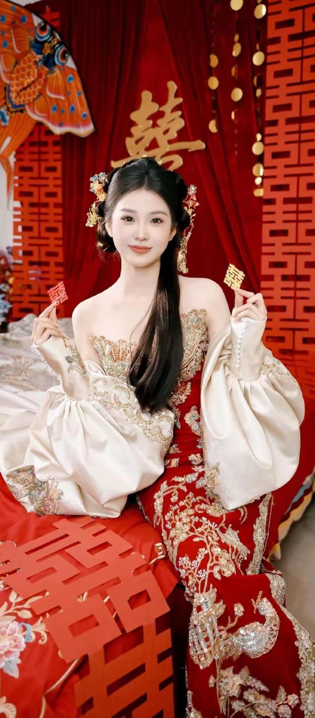 红妆美人笑，喜结连理时。