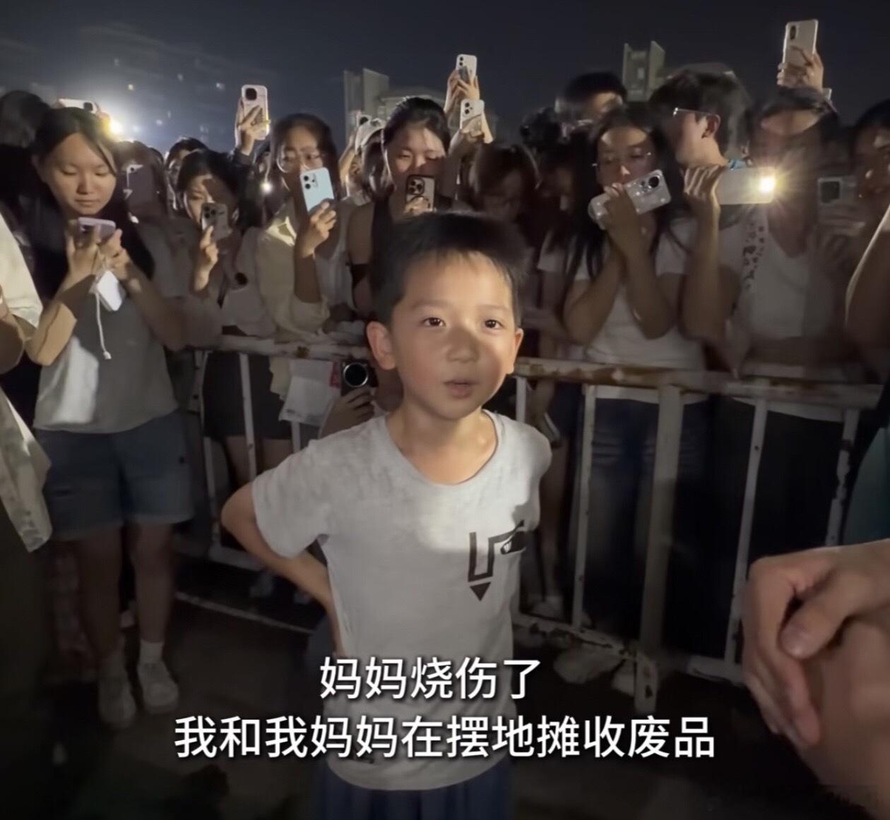 男孩陪烧伤妈妈摆摊大方招揽生意我们河南郑州这个小娃娃真的可以，小小年纪就这么懂事