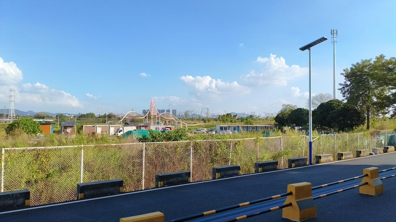 天是蔚蓝的，空气是清新的，大地是生机勃勃的。