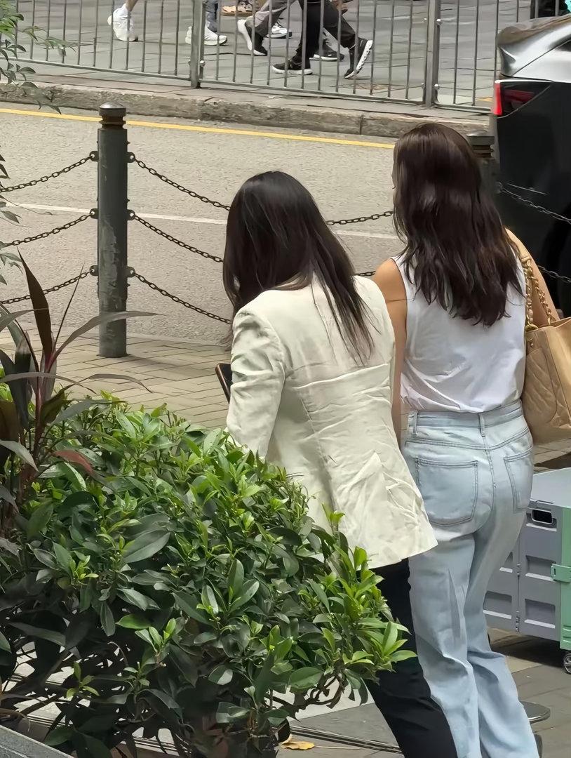 网友香港中环偶遇郭晶晶，再贵的面料皱了就是显邋遢啊，旁边女生相比较都比较干净清爽
