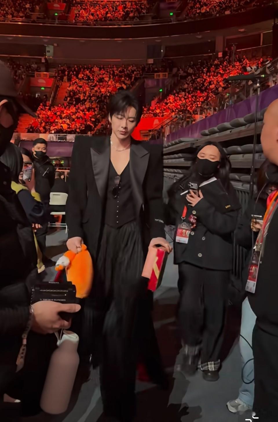 这次活动第一次刷到正面视角👍又高又帅！！

这个视频比较接近我见过的宇宁！就是