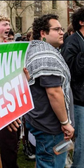 【黄金时代】布朗大学枪击案，传说中的嫌犯穆斯塔法，参加挺巴勒斯坦活动的照片被曝光