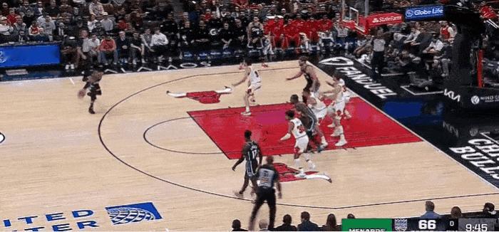 熟悉的味道！威少大空位投个三不沾！
在今天NBA常规赛国王对阵公牛的第三节比赛中