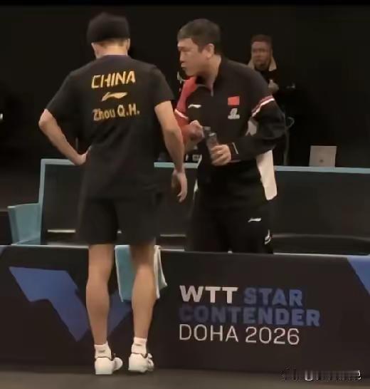 多哈男单夺冠，刘志强大喊大叫功不可没！

WTT多哈球星赛男单1/8决赛，薛飞3