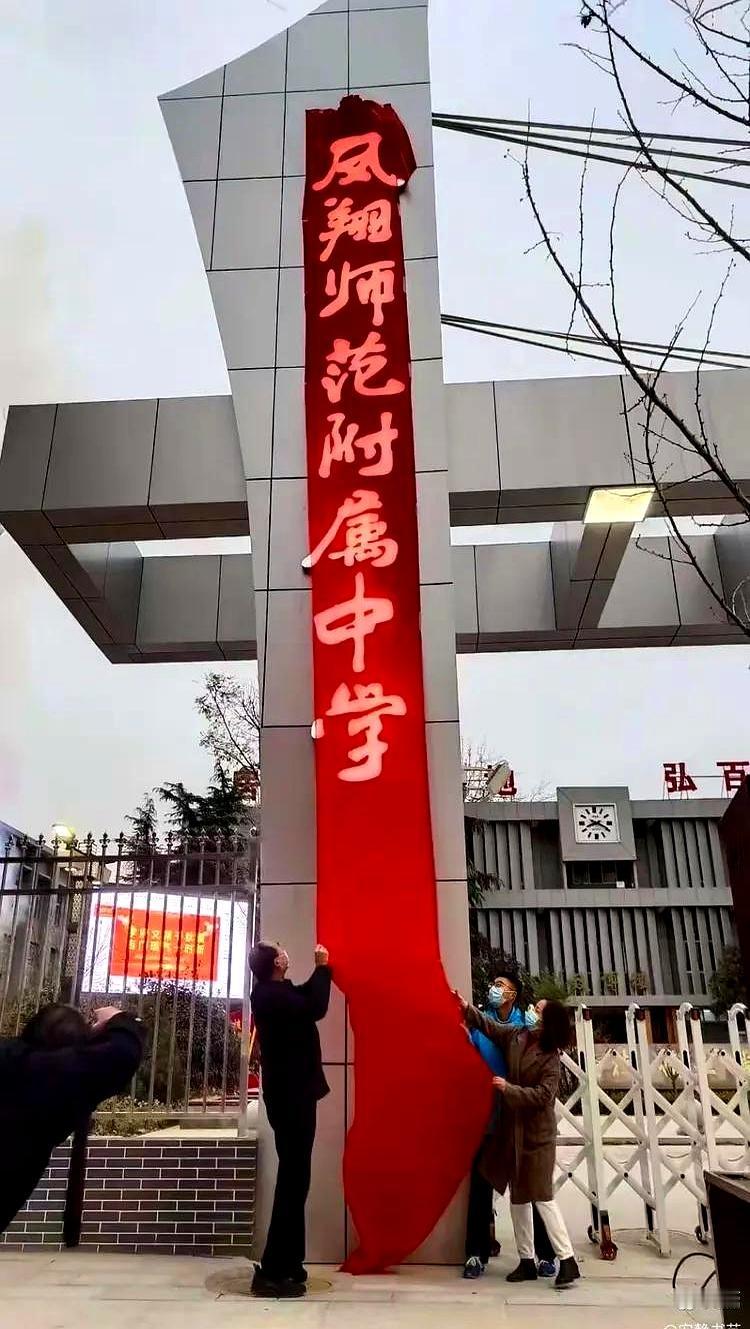 704分！
这到底是吃啥长大的神仙大脑，才能在千军万马的中考里直接杀进全市前三？