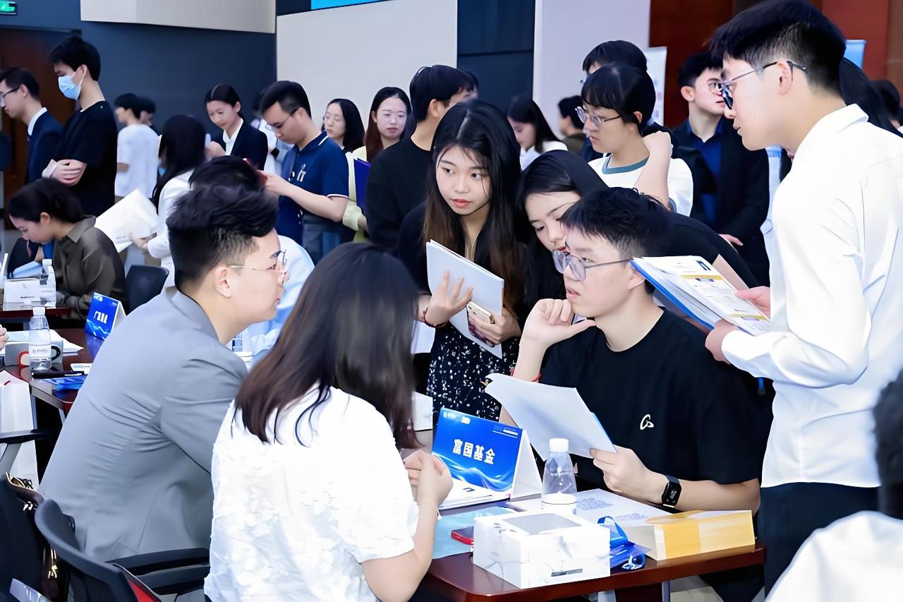 眼下每年千万应届生涌入职场，不少年轻人感慨找工作费劲，就业难并非没有岗位，而是供
