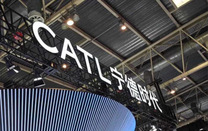 【宁德时代宣布融资近400亿港元，宁德时代港股一度跌近10%】4月28日宁德时代