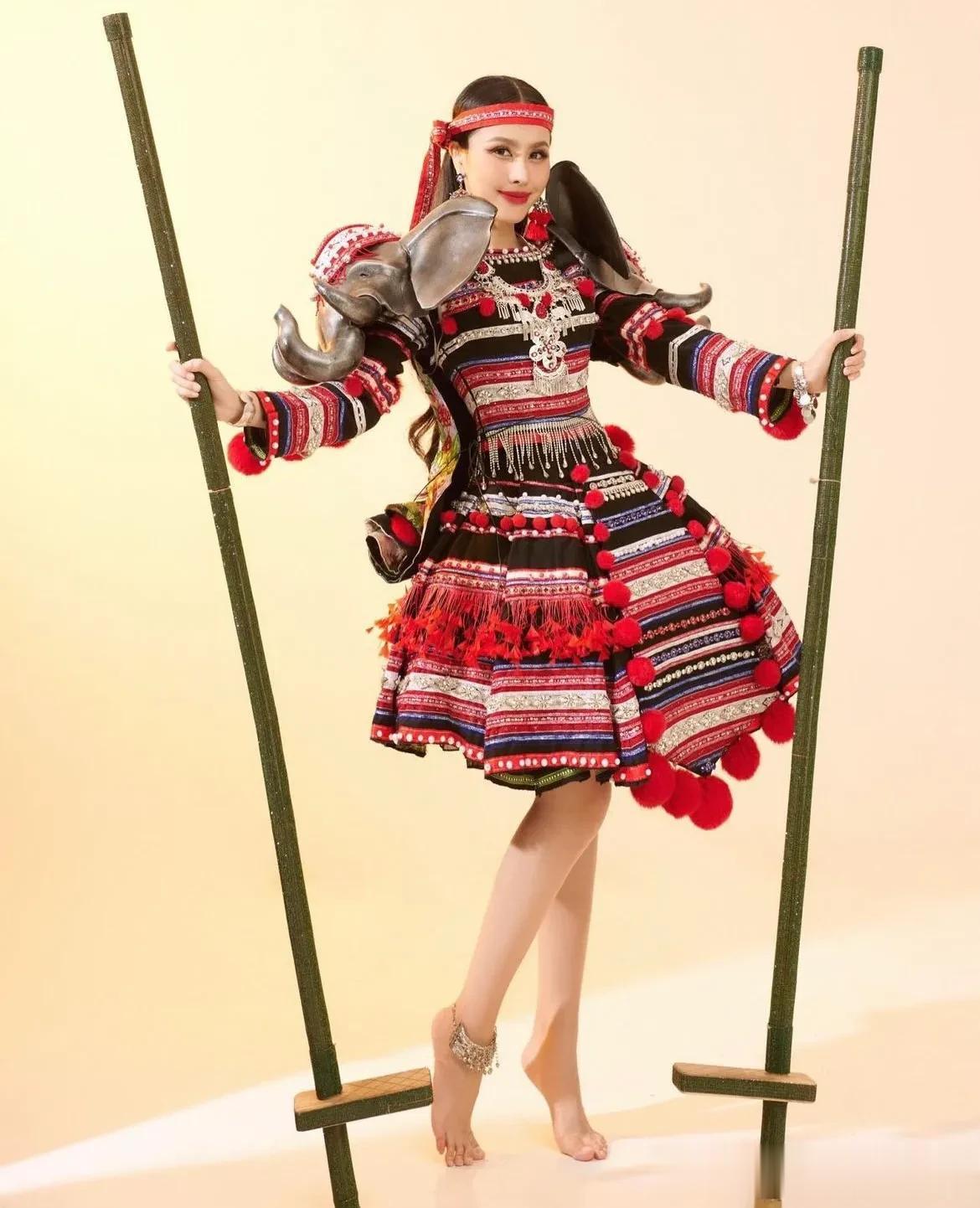 这个越南小姐姐手拿的这两根竹竿，在越南叫高梯，我们叫高翘。高梯，一种典型的民间游