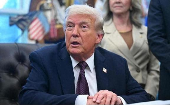 特朗普大放厥词：中国拿着我们给的7220亿造军舰，养活了中国军队。

特朗普从房