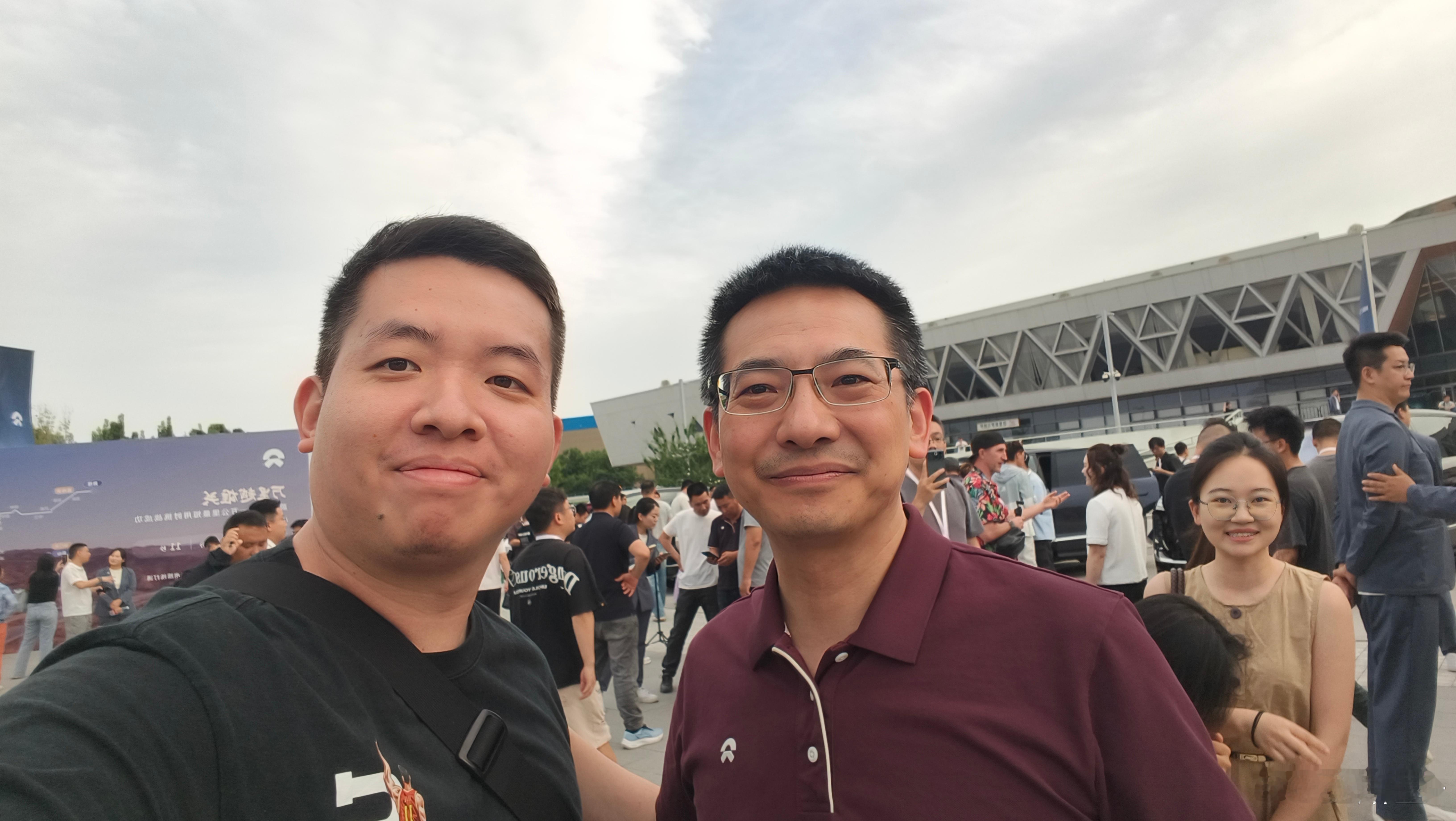 门口看到熟悉的面孔他给进场每个人都像朋友道一声：欢迎体感真好、真棒～蔚来蔚来es