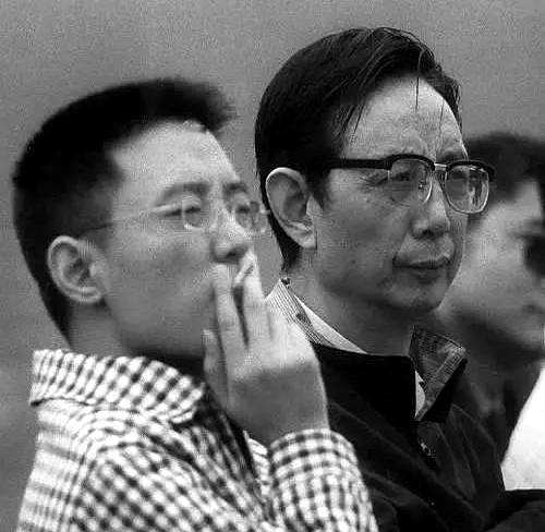 当张雪横空出世时，重庆的记忆一下被翻出来：摩帮码头的老师傅，手上都是茧；他那位被