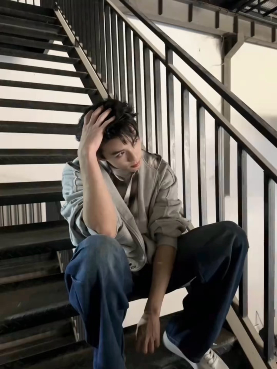 哪里来的男大！！看着这么阳光帅气，怎么going人的事坐在楼梯间随手就做了新年第