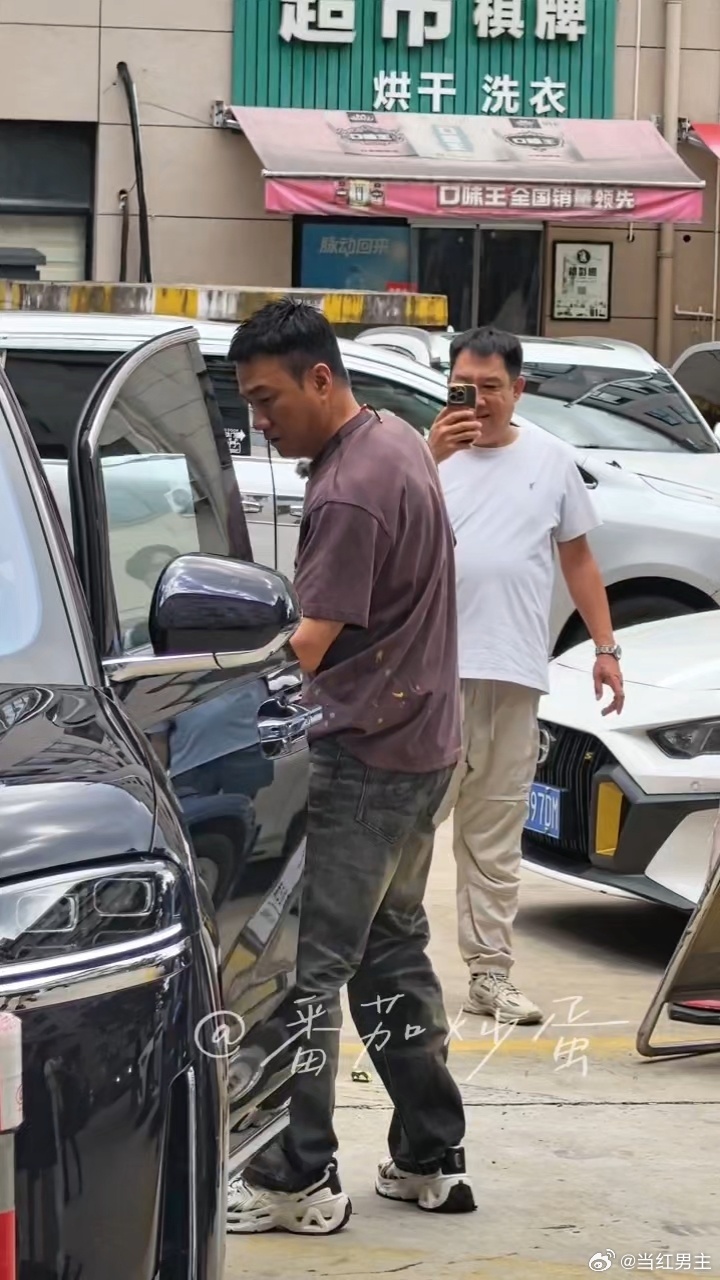 胡军让陈哲远粉丝先去吃饭 在胡军大哥身上，我看到了真正的艺人修养。他不把粉丝当数