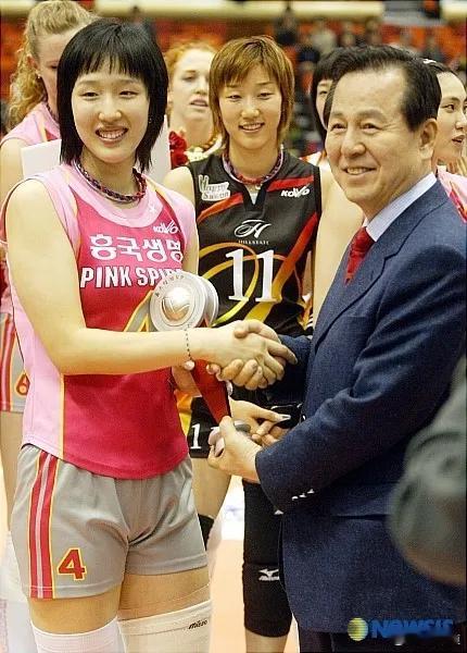 国际排坛动态韩国排球38岁的黄连珠今年夏天决定离开效力了15年的现代建设，加盟高