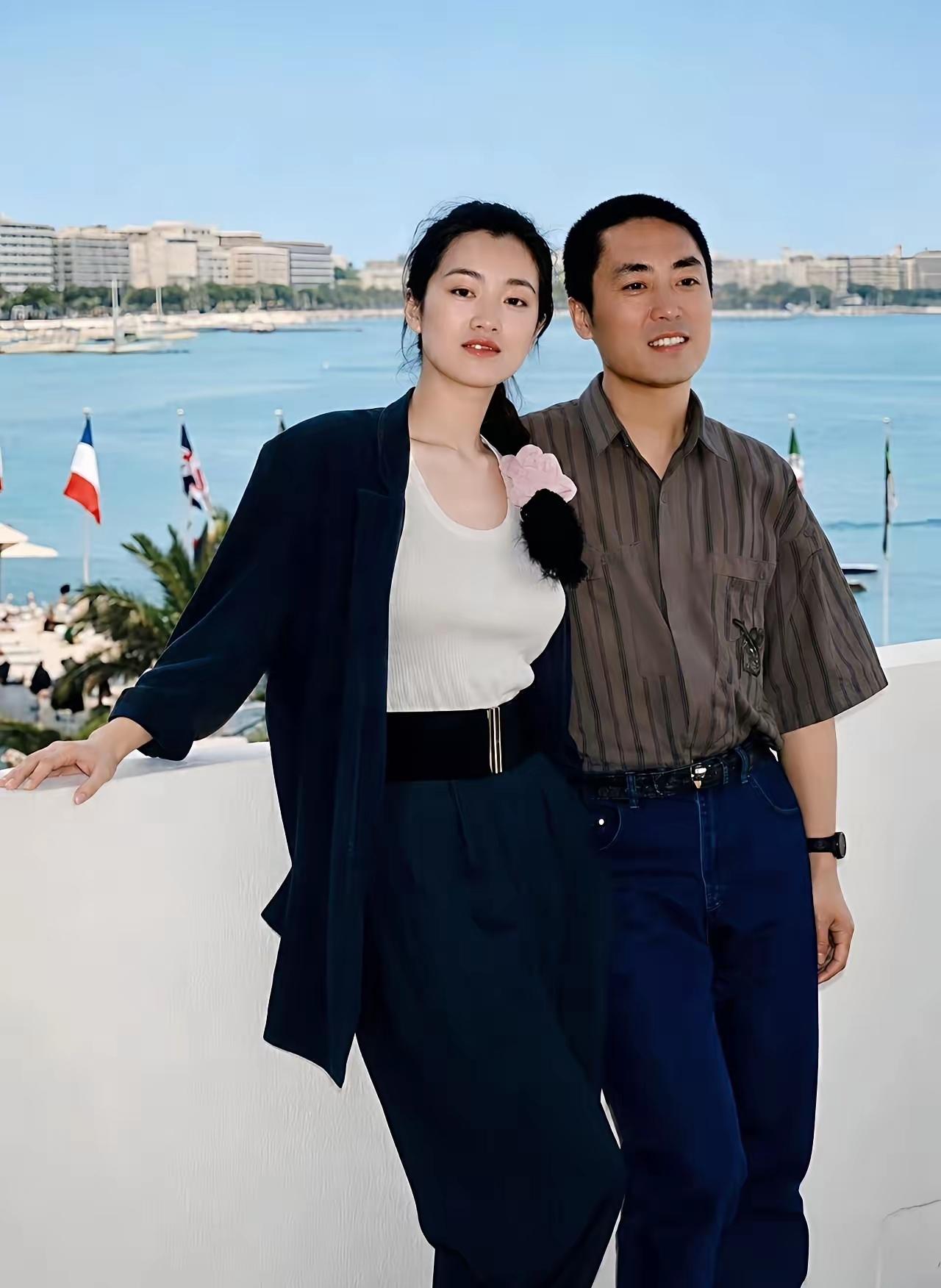 据说这张照片是张艺谋和巩俐俩人于九十年代初期，在法国的合影。张艺谋与巩俐年龄虽然