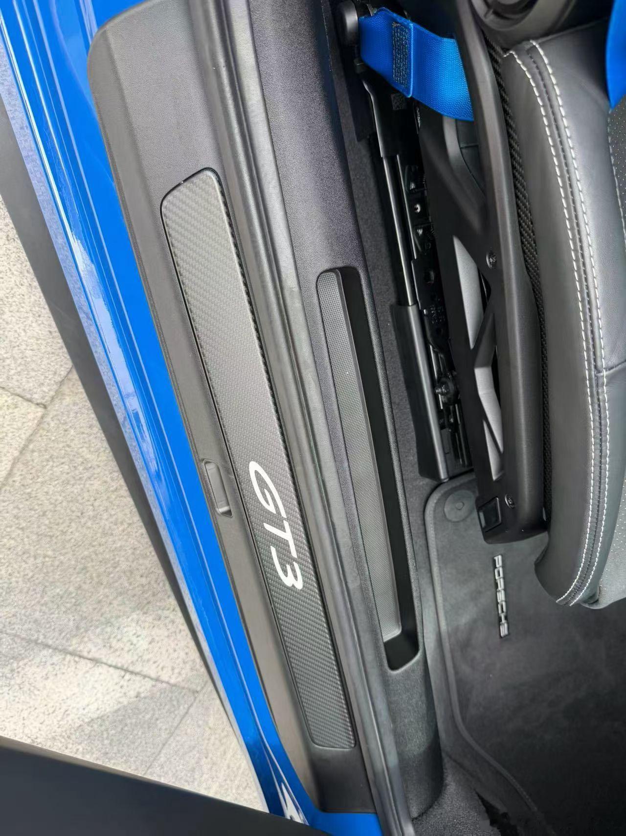 保时捷992.2 GT3，卢加诺蓝，26年上牌，3800公里，碳纤维车顶，碳纤维
