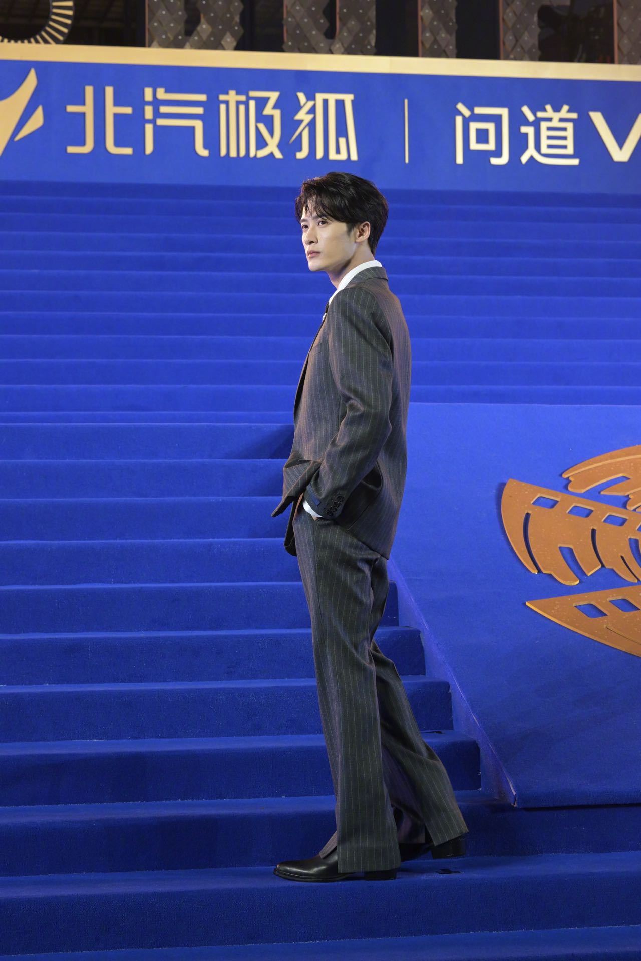 北影节红毯下车名场面 北京国际电影节开幕式红毯星光在线，张译、张小斐、周冬雨、张