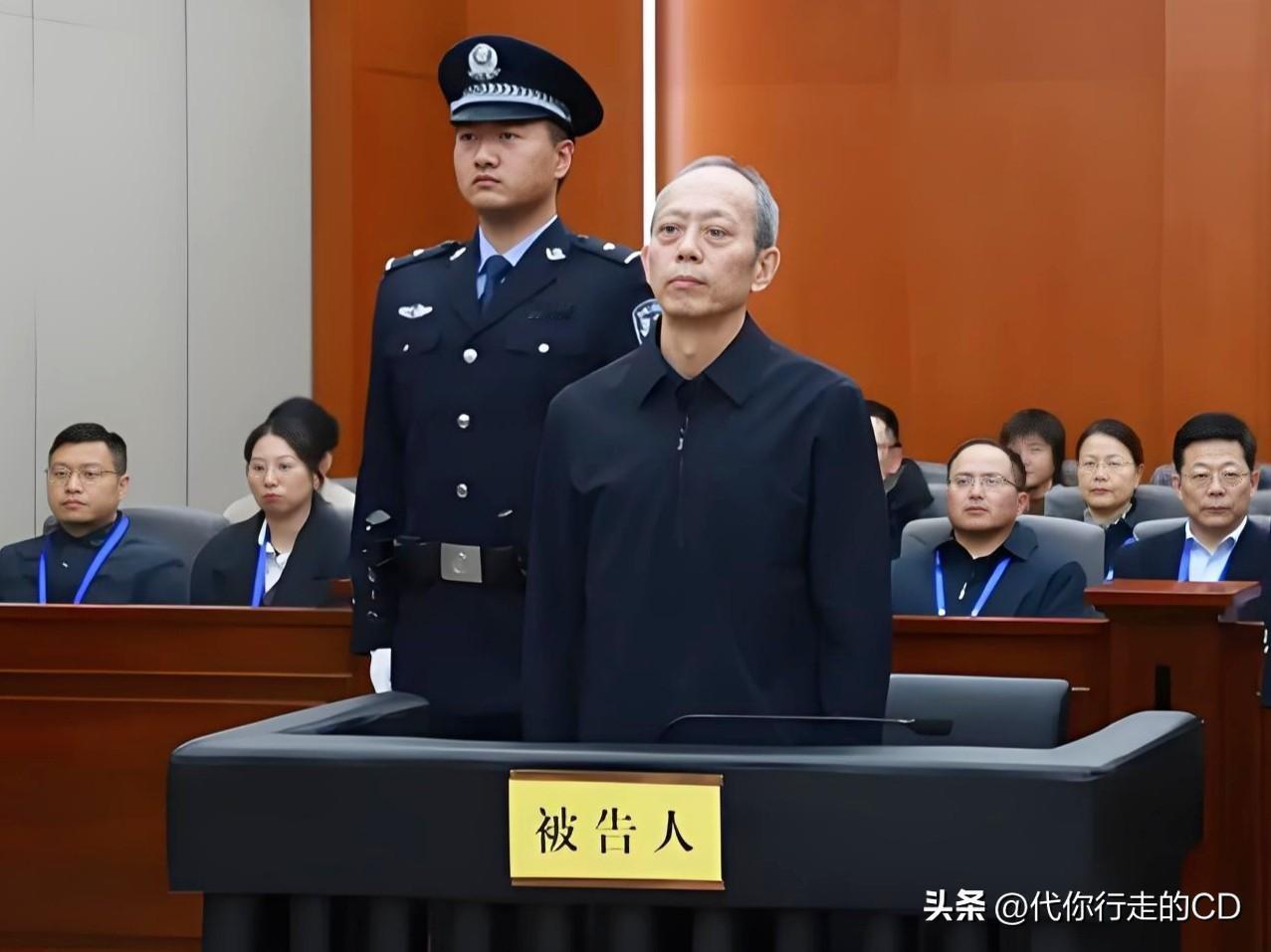 很多听到这消息的人慌了：
受贿2.36亿的体育局长苟仲文，死缓变终身监禁不假释!