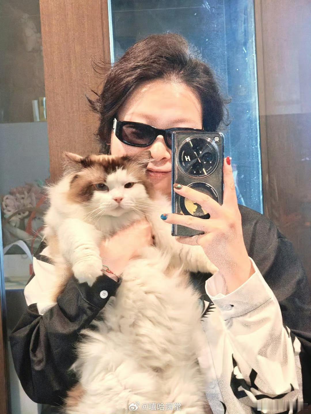 嘻哈高能量脱口秀喜剧之王单口季 嘻哈不光扭胯灵活行动力还强，呼唤铃一响嗖地就冲出