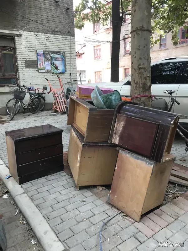 搞钱，搞钱
帮别人省事，才能有钱赚。
 
小区里有个大姐，不摆摊、不直播，而是代