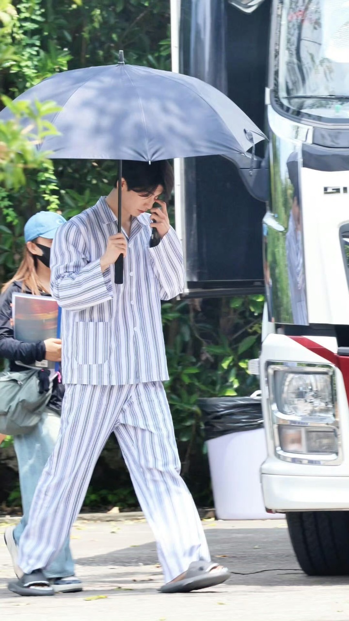 娱乐[超话]张凌赫穿病号服路透张凌赫这一秒过火穿病号服路透依旧男模。 ​​​