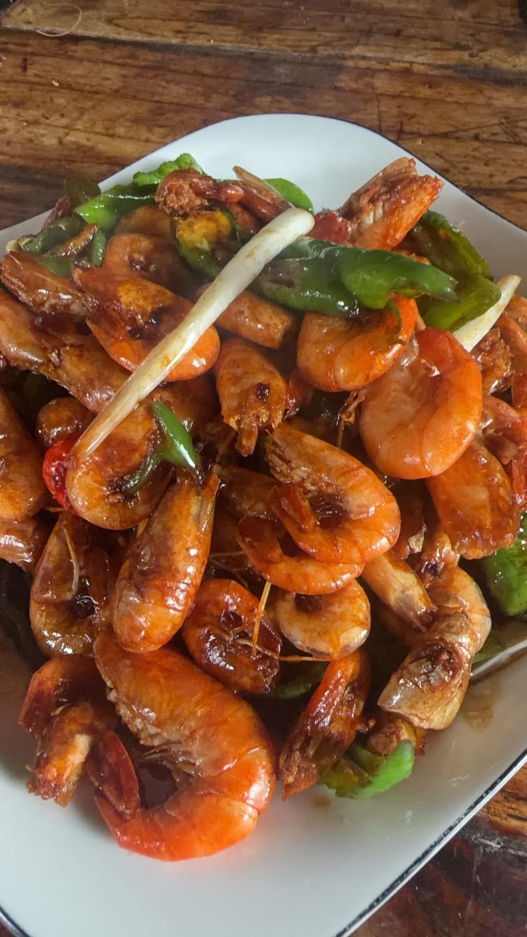 今天在河里逮的河虾，谁懂啊！油焖大虾配青椒也太香了，今天的快乐，是这份🦐给的[