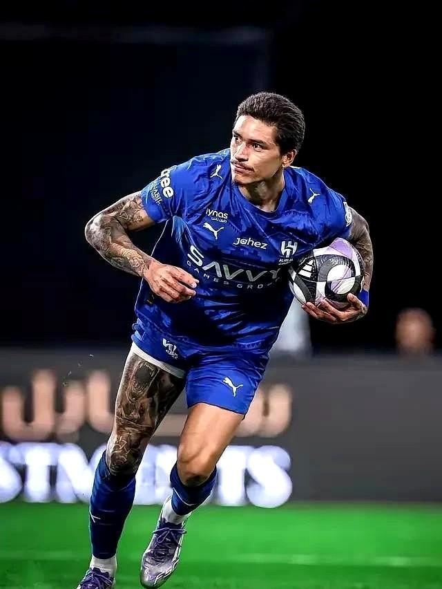 效力于沙特利雅得新月的乌拉圭前锋达尔文·努涅斯，似乎已经准备离开。
来到沙特后，