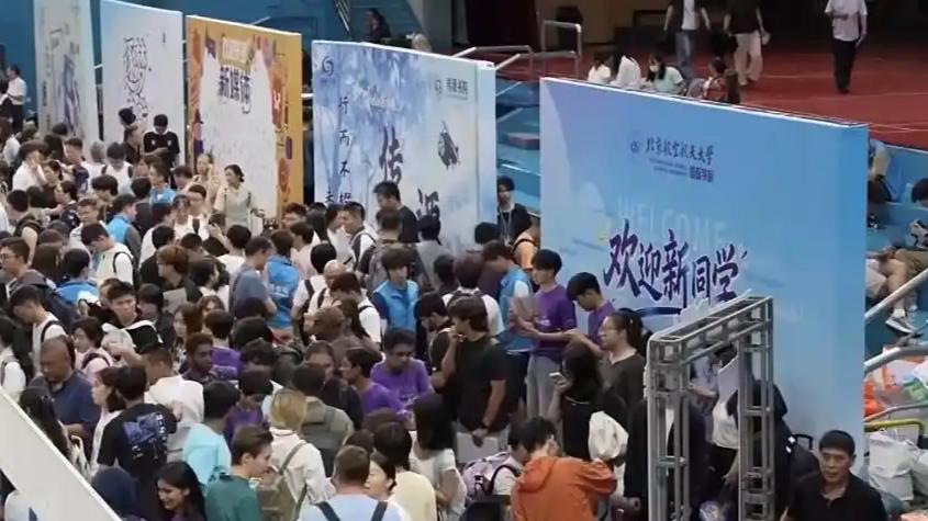 还记得你大一报到那天吗？拖着行李箱在陌生校园里转晕头，全靠一张手绘地图找宿舍。
