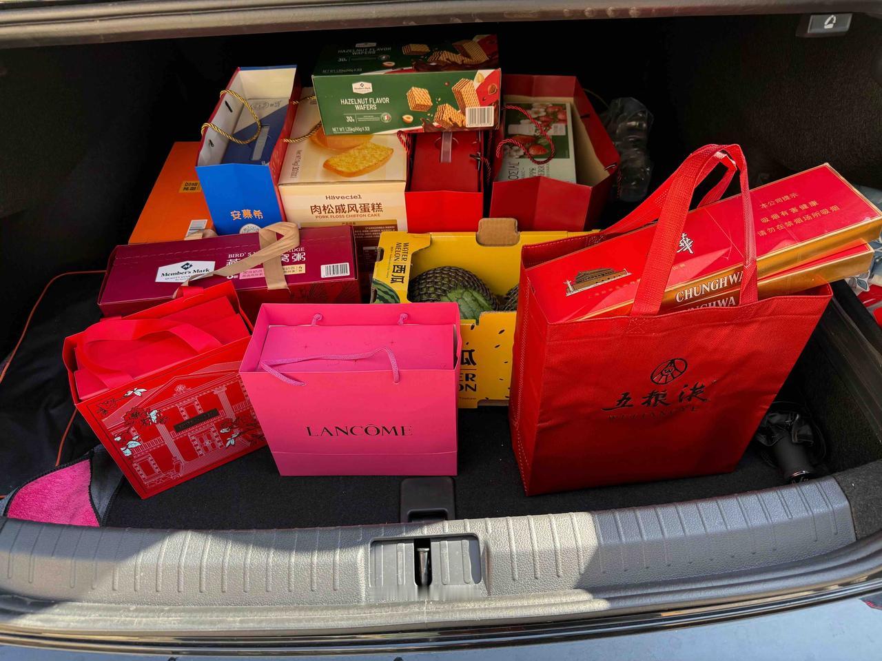 春节走亲戚送礼的标准： 

1.第一：姨：一箱牛奶 
2.第二：舅舅：一箱牛奶，