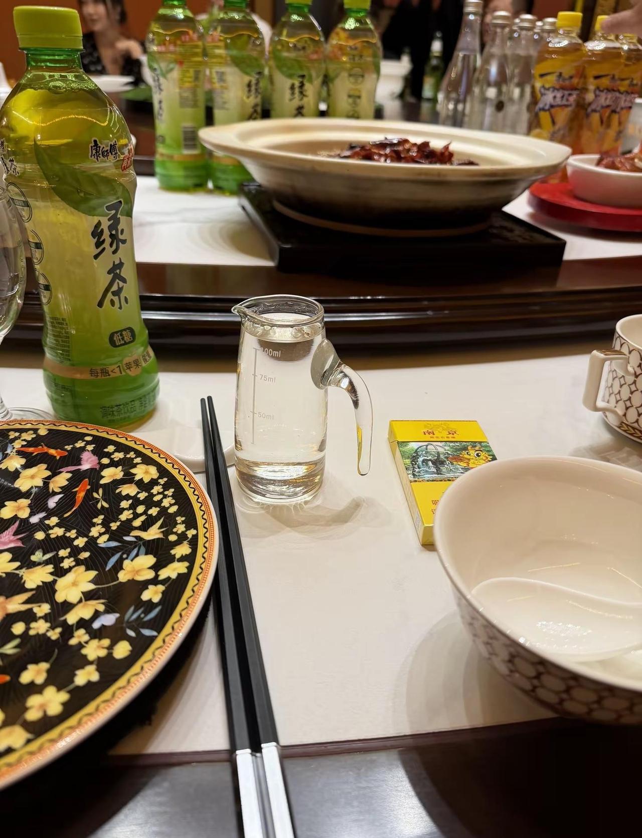 喝到微醺的时候，人就会变得感性、想说的话都在酒里 在夜里 敬过往 也敬自己慢生活