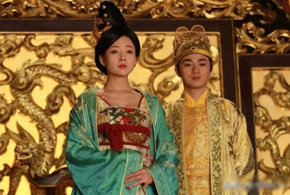 武则天费尽心思称帝，晚年为何又还位于李唐王朝？
公元七百零五年的一个深夜，洛阳上