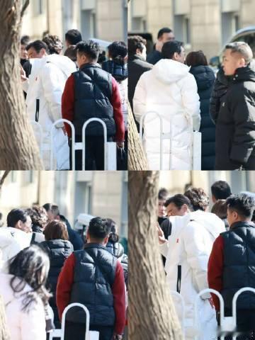 谁家明星下车三秒出神图 魏晨和李现的下车图真的可以封神了，那种挺拔的仪态在生图里