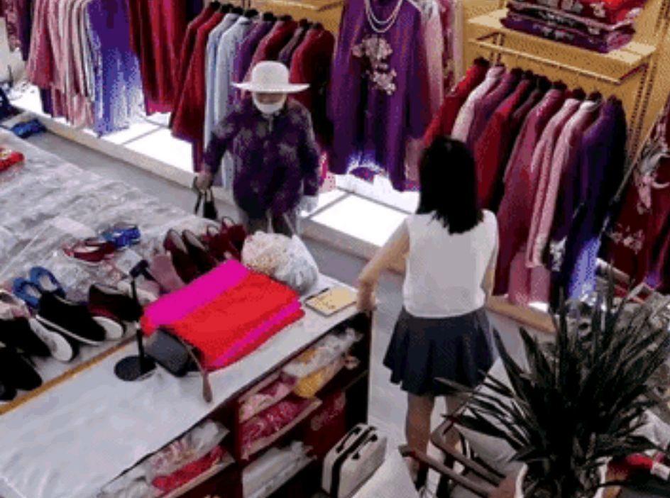 甘肃，一位84岁老奶奶独自进店选寿衣，老板娘很诧异，哪料，老人却说：“我怕走后没