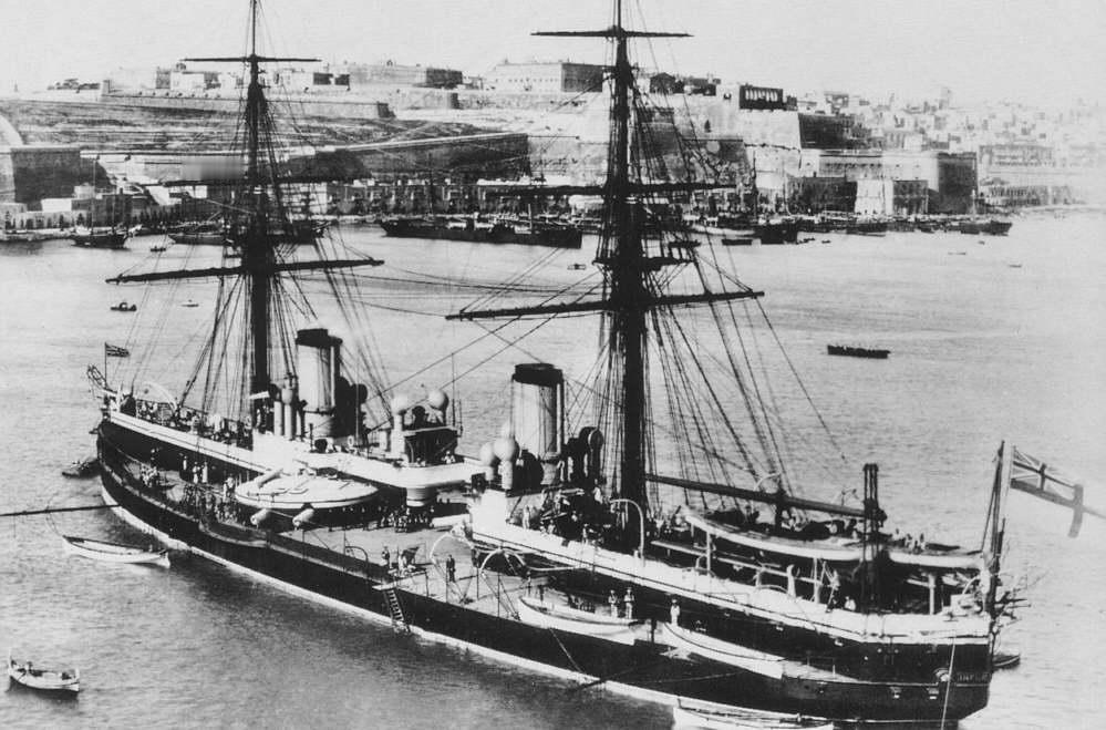 19世纪中叶铁甲舰刚刚问世时，各国海军装备的仍是前膛炮，这一装备与铁甲舰的设计理