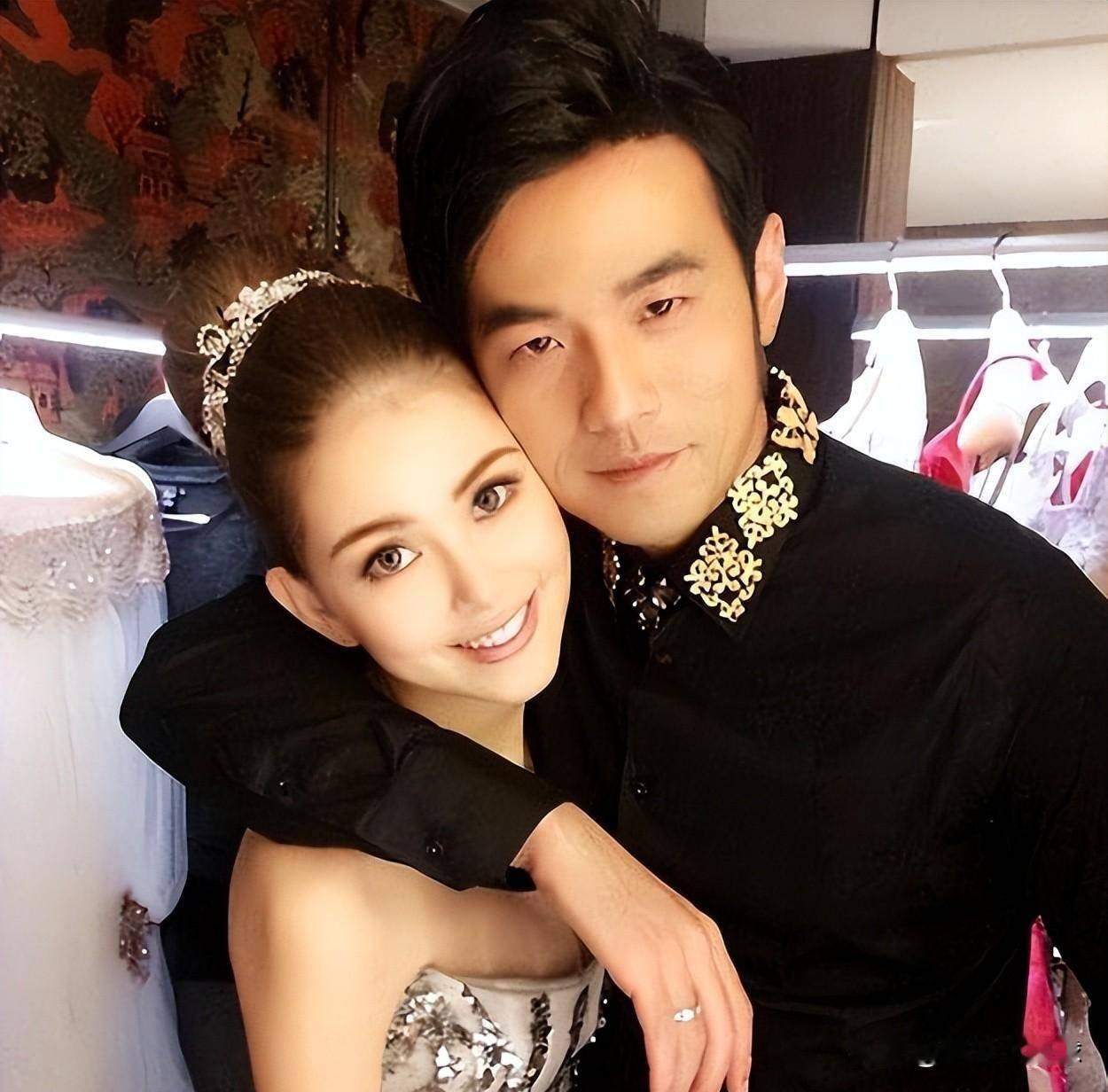 为什么一些创作型男歌手的伴侣，常与自己相差十来岁？答案恐怕不只是外貌、财富，更在