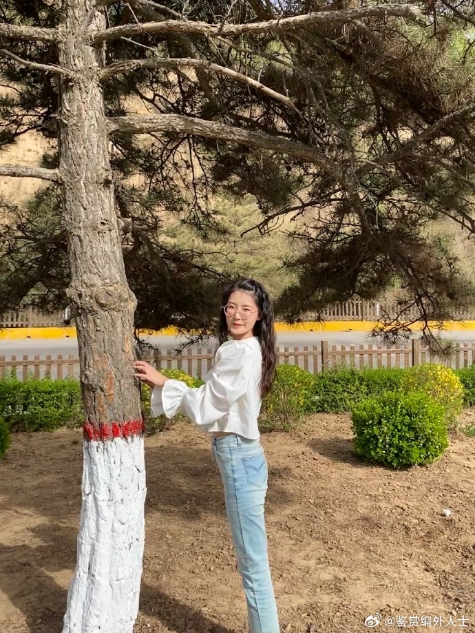 日常分享美女街拍美女继续眼镜美女 