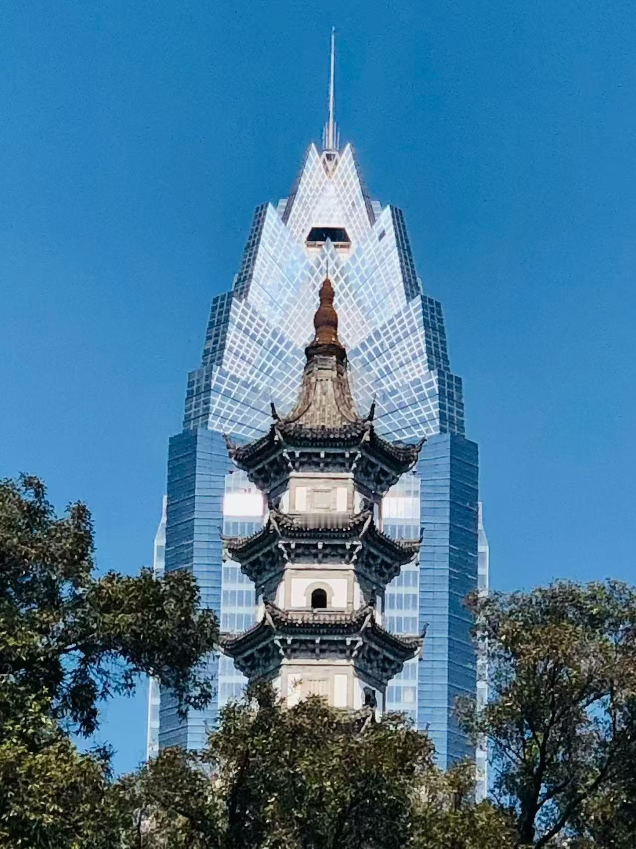 年轻时总不信邪，攥着电话本挨个打，攒饭局，发节日祝福，生怕哪条线断了。后来慢慢明