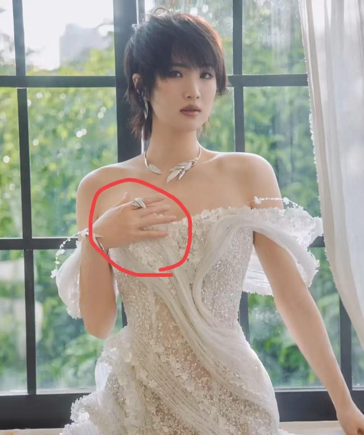 大家发现没有？姚安娜现身鸿蒙星光盛典，居然没有做指甲
也没有花枝招展的妆容，要知